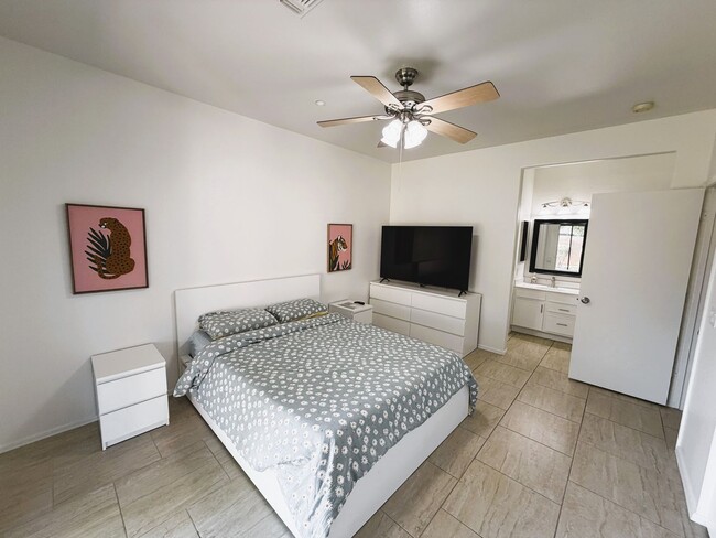 Building Photo - Spacious, Stylish, Sharp 2 bed 2 bath 1 car garage and Gated Community!
