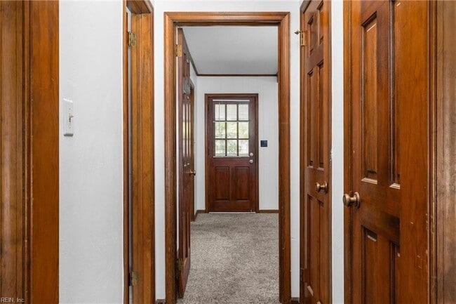 Building Photo - 703 Sir Walter Cir