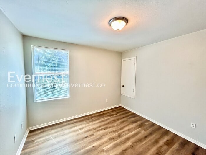 Building Photo - 230 Creek Cove Dr