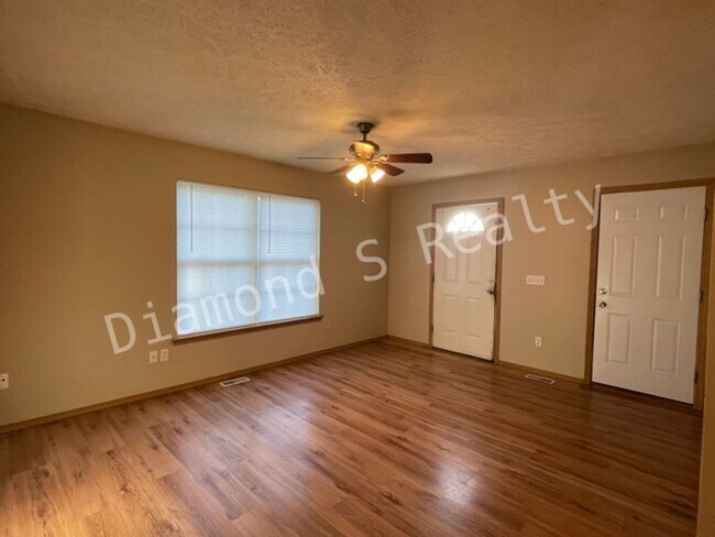 Building Photo - 2313 N Rogers Ave