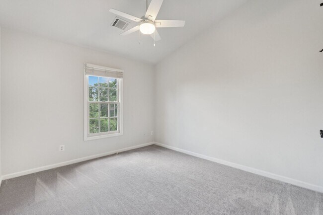 Building Photo - Beautiful 3-level colonial-style town home...