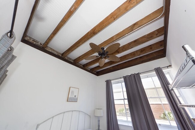 Building Photo - 350 King St