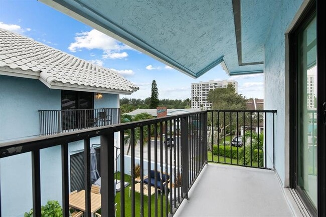 Building Photo - 1260 N Riverside Dr