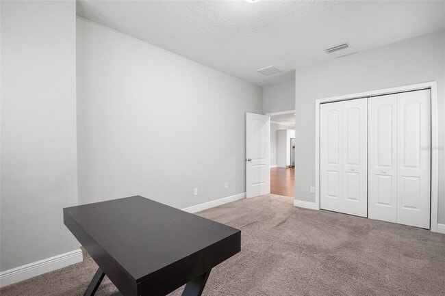 Building Photo - 260 SW Lincoln Cir N