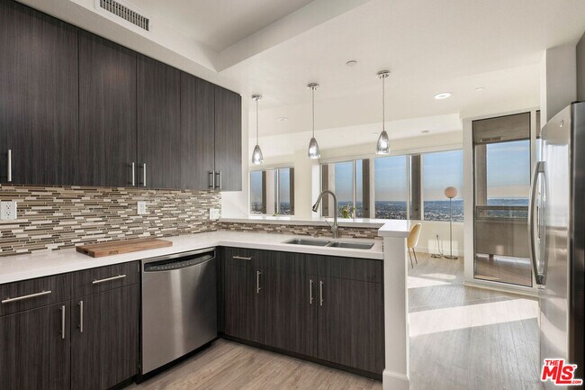 Building Photo - 5670 Wilshire Blvd