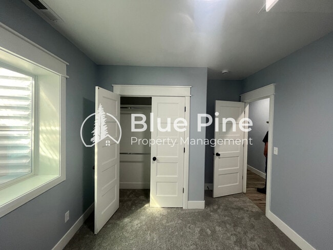 Building Photo - 1885 Mesa Cyn Dr