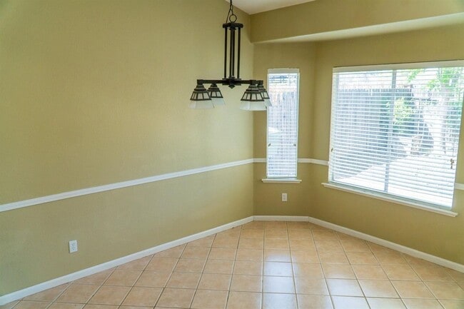 Building Photo - Bright & Spacious 4?BR Fresno Home with High Ceilings & Solar!