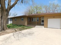 Building Photo - Beautiful 3 bedrrom/1 bath home in El Dorado!