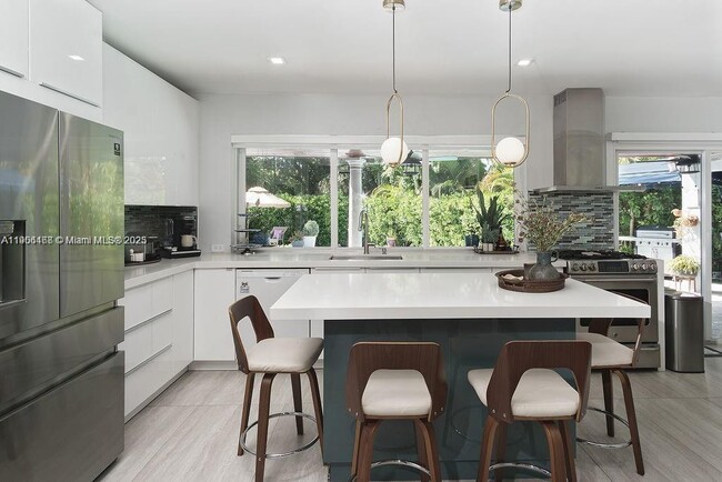 Building Photo - 1110 NE 100th St