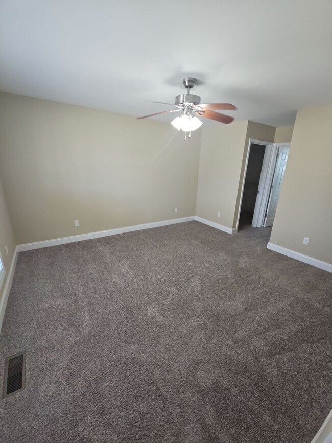 Building Photo - 2015 Reserve Dr