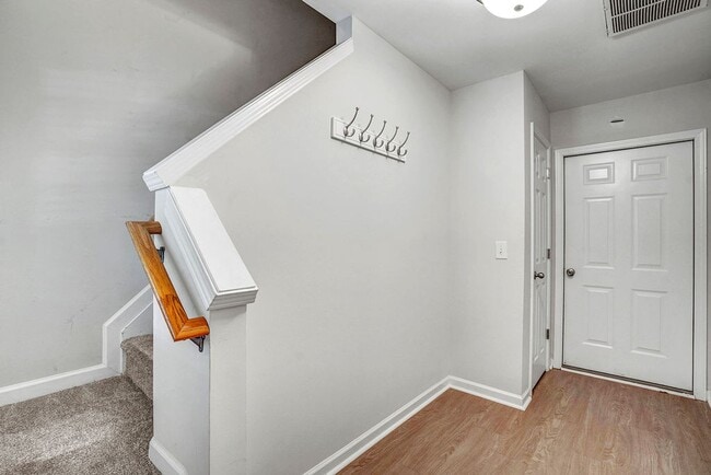 Building Photo - BEAUTIFUL TOWNHOUSE WITH COMMUNITY POOL