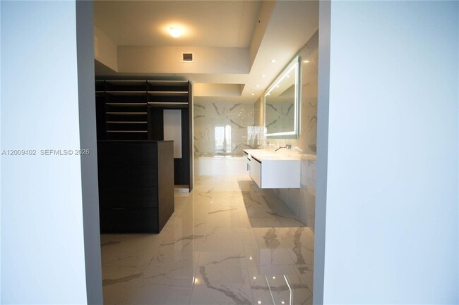 Building Photo - 5000 Island Estates Dr