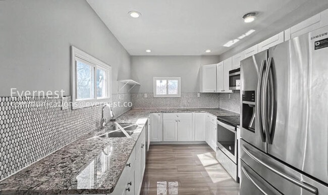 Building Photo - 4 Bed/3 Bath Home with In-Unit Laundry / Available Now!