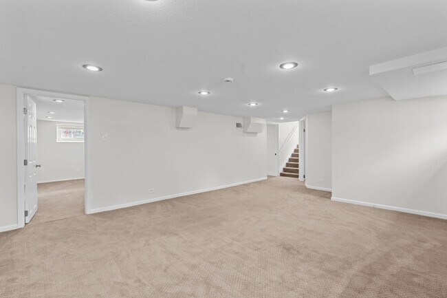 Building Photo - Stunning 4 Bed 2 Bath Home across the Stre...
