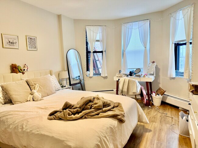 Building Photo - 829-833 Beacon Unit 504