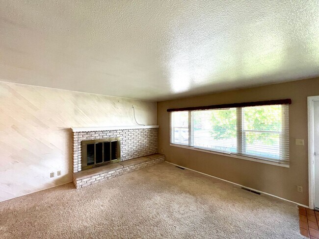 Building Photo - 4 bed 2 bath Single Family Home with Bonus Room, Fully Fenced Yard and Double Car Garage Close to...