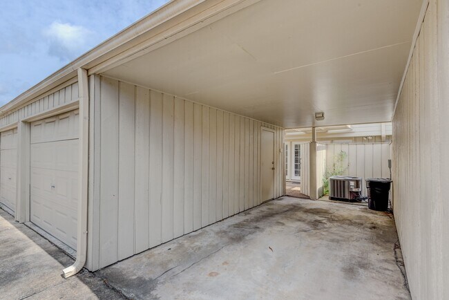 Building Photo - 5869 Valley Forge Dr