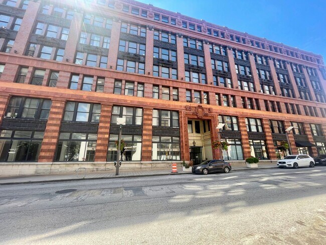 Building Photo - Large 1 Bedroom Loft with Balcony Available in Downtown St. Louis!