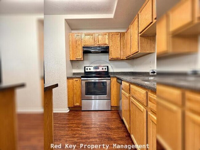 Building Photo - 40 W Townhome