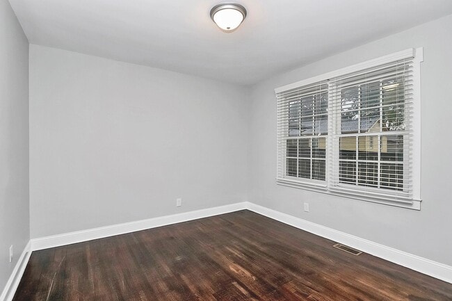 Building Photo - Rent Special on Beautifully Renovated Apar...