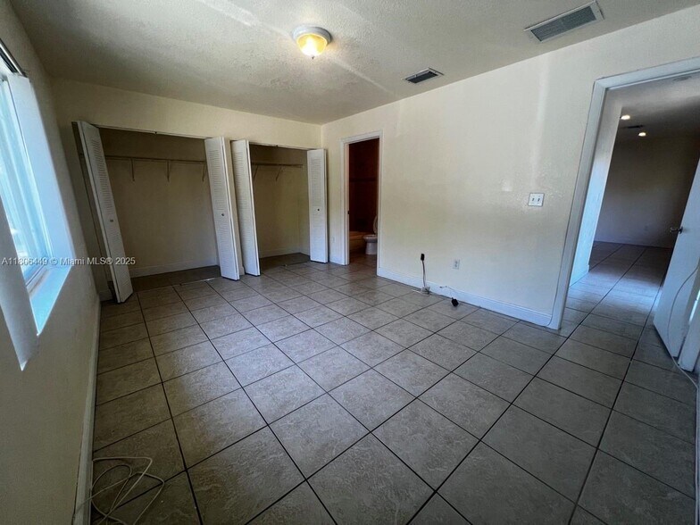 Building Photo - 3342 NW 9th Ave