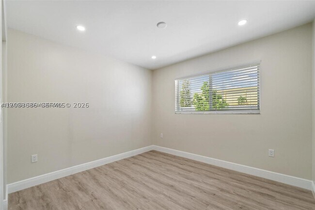 Building Photo - 330 W 74th Pl