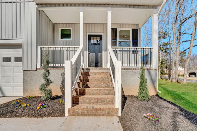 Building Photo - Stunning 4 Bedroom Home in Laurens