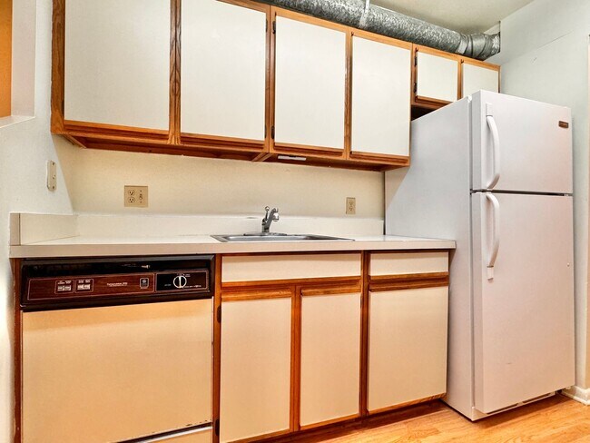 Building Photo - 2 Bedroom/2 Bath Condo near shopping with den, community Pool and more!