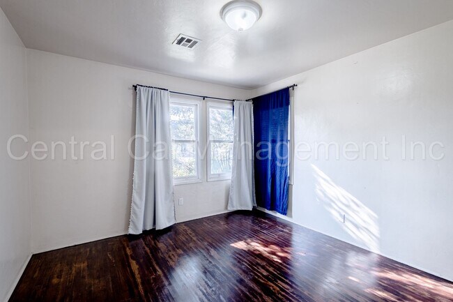 Building Photo - 3 Bedroom/1 Bath Home - $1995 Per Month!