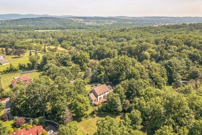 Building Photo - Spacious 5BR House in Pottstown