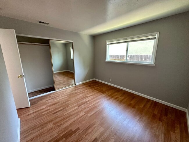 Building Photo - PET FRIENDLY Spacious 3 Bedroom 2 Bath! **...
