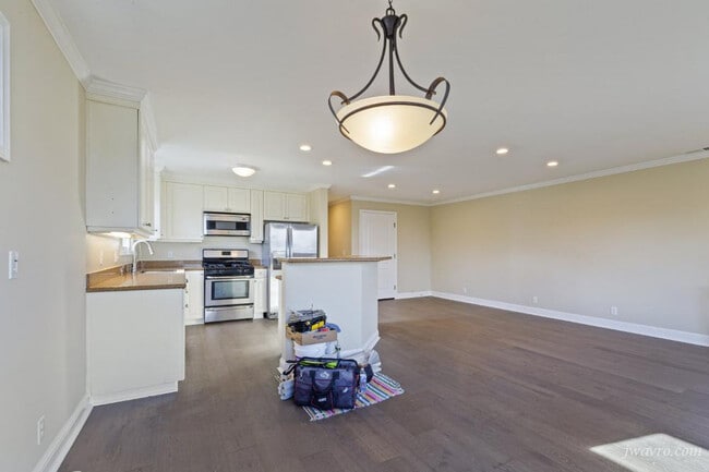 Building Photo - 25 Homestead