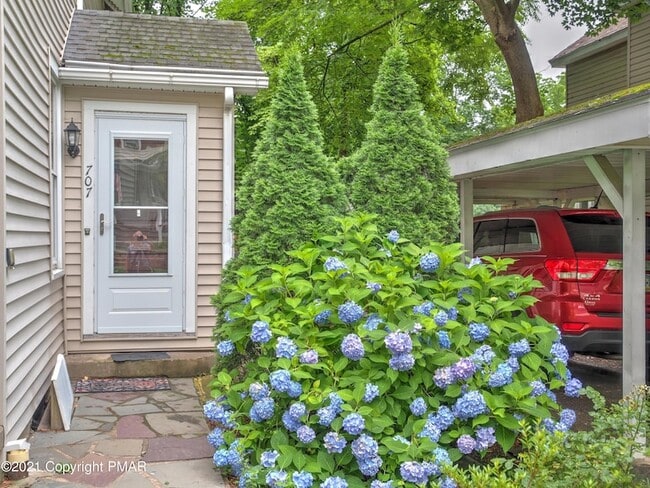 Building Photo - 707 Scott St