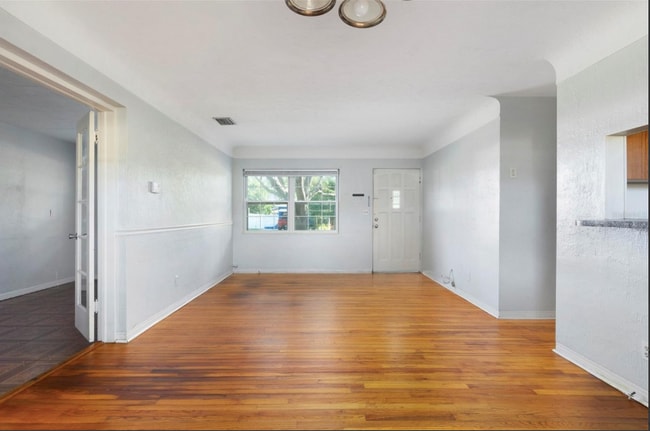 Building Photo - 2901 Leslee Lake Dr N