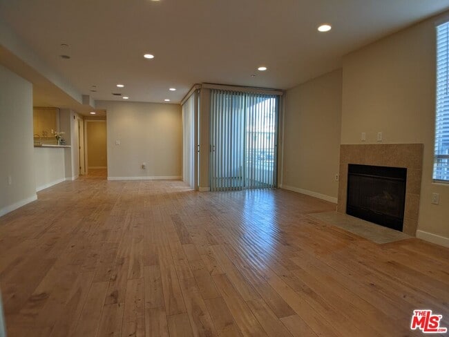 Building Photo - 5143 White Oak Ave