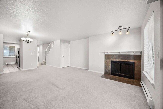 Building Photo - TOWNHOUSE IN KENT! Two story condo/townhouse 2 bedroom 1.5 bathroom TOWNHOUSE in Kent at Colonial...