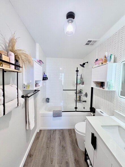 Building Photo - 10 SW South River Dr