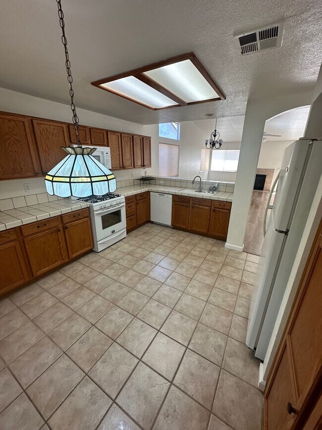 Building Photo - Remodeled 1 story home like new inside