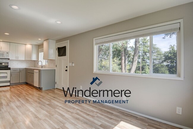 Building Photo - Charming 1 bed 1 bath With A View