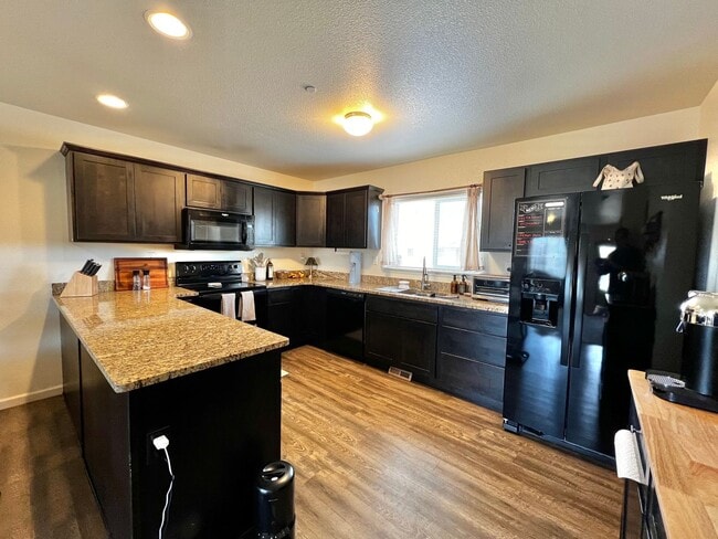 Building Photo - 2 Bedroom 2.5 bathroom Townhouse in Greeley