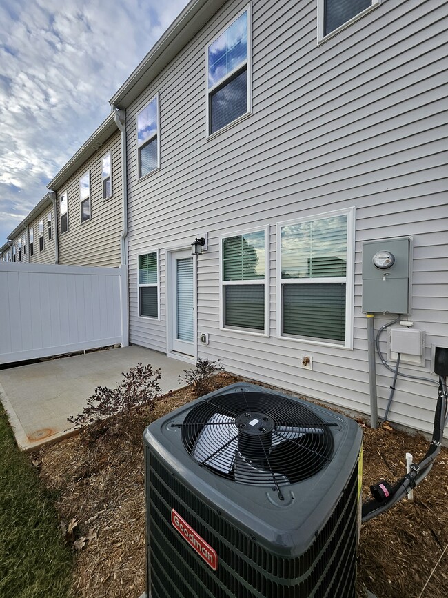 Building Photo - 868 Pilot St