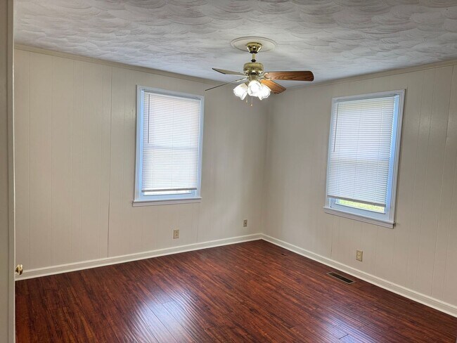 Building Photo - Lovely 3 Bdr/1 Ba Home, tucked away yet ST...