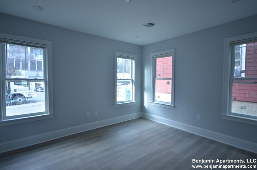 Building Photo - 100 Brooks St