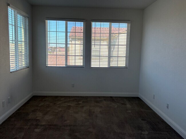 Building Photo - Large 5 bedroom home with loft.  Featuring 2 primary bedrooms