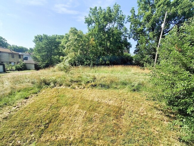 Building Photo - 4 Bed / 2 Full Bath House with Brand-New Kitchen, Attached Garage, and Full Basement - Built 2001