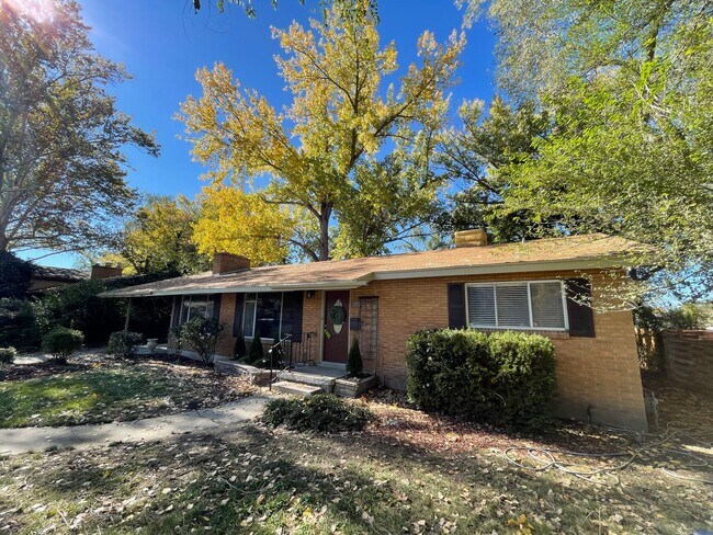 Building Photo - Cozy Holladay Gem – 3 Bed, 2 Bath with Fen...