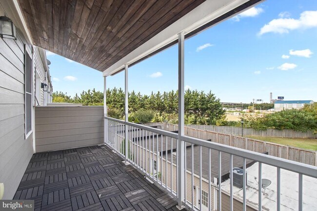 Building Photo - 1324 Race St