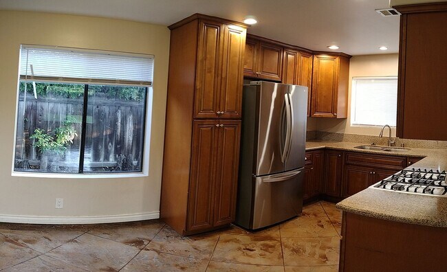 Building Photo - Beautiful 4BR/3 Full BA single family home with large yard