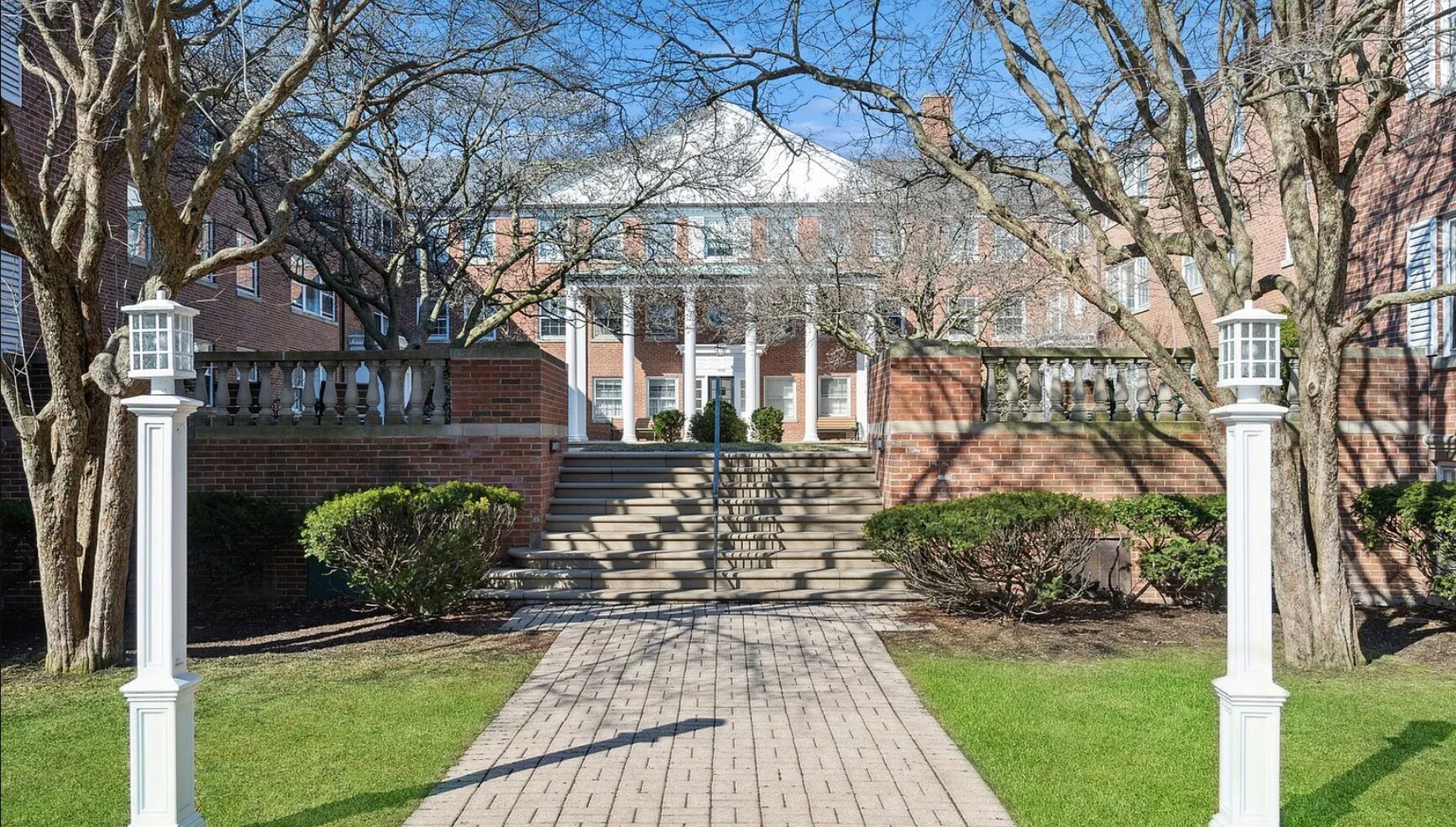 Building Photo - 1400 Hinman Ave