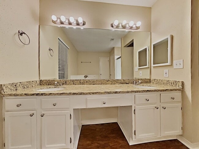 Building Photo - 18083 Glenledi Dr